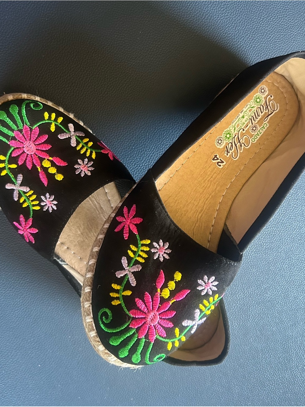 Calzado Fama-Her Embroidered Black Slip-On Flats with Florals